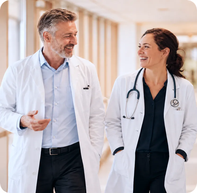Zwei Ärzte im Gespräch auf dem Klinikflur
